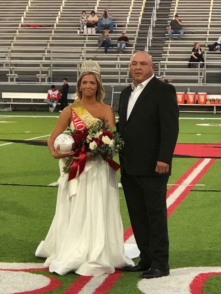 farmcardshs's tweet photo. Congratulations to your 2022 FHS Homecoming Queen, Emma Ortiz! #cardstudentsareworthit https://t.co/OKQKOIMdfI