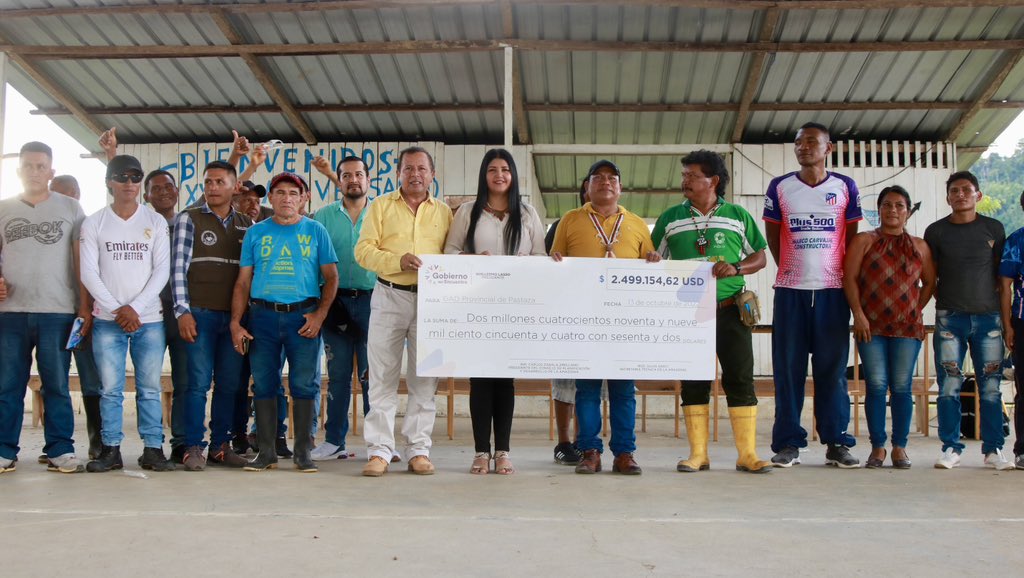 AmazoniaEc's tweet photo. La secretaria técnica de la #Amazonía, @SilviaSanti11, junto a su equipo técnico, visitó la comunidad Santa Cecilia de Villano en el cantón Arajuno. 1/4 #TransformandoLaAmazonía 
#AmazoníaEnTerritorio https://t.co/QdgOS0XbOl