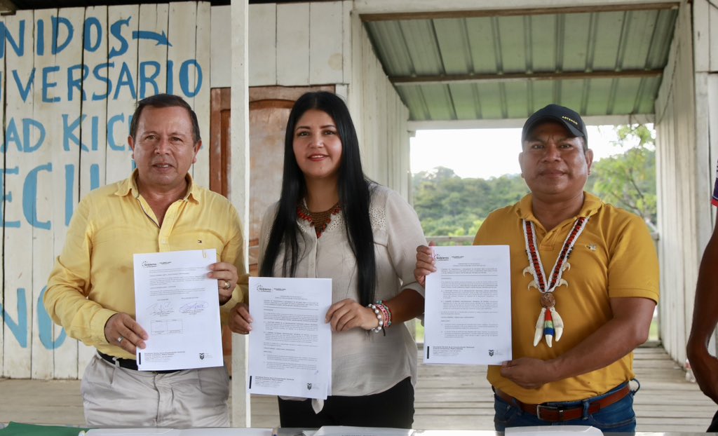 AmazoniaEc's tweet photo. La secretaria técnica de la #Amazonía, @SilviaSanti11, junto a su equipo técnico, visitó la comunidad Santa Cecilia de Villano en el cantón Arajuno. 1/4 #TransformandoLaAmazonía 
#AmazoníaEnTerritorio https://t.co/QdgOS0XbOl