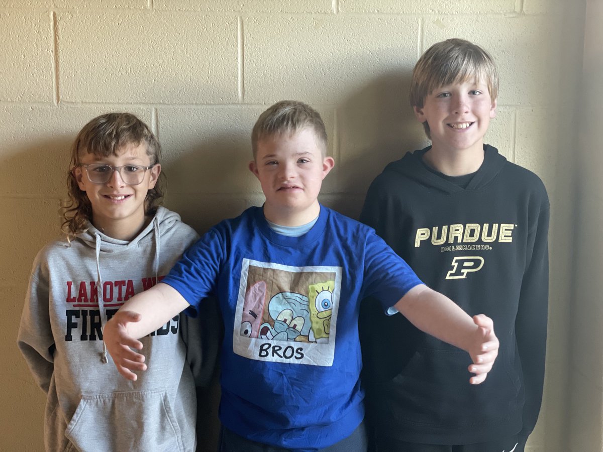 The ⁦⁦⁦<a href="/VgEagles/">VGEagles</a>⁩ student in the middle loves #Spongebob…his friends decided to put their 💰 together to get him this T-shirt #Bros. Doesn’t get much better than this! 🥰🦅🔥 #WEareLakota