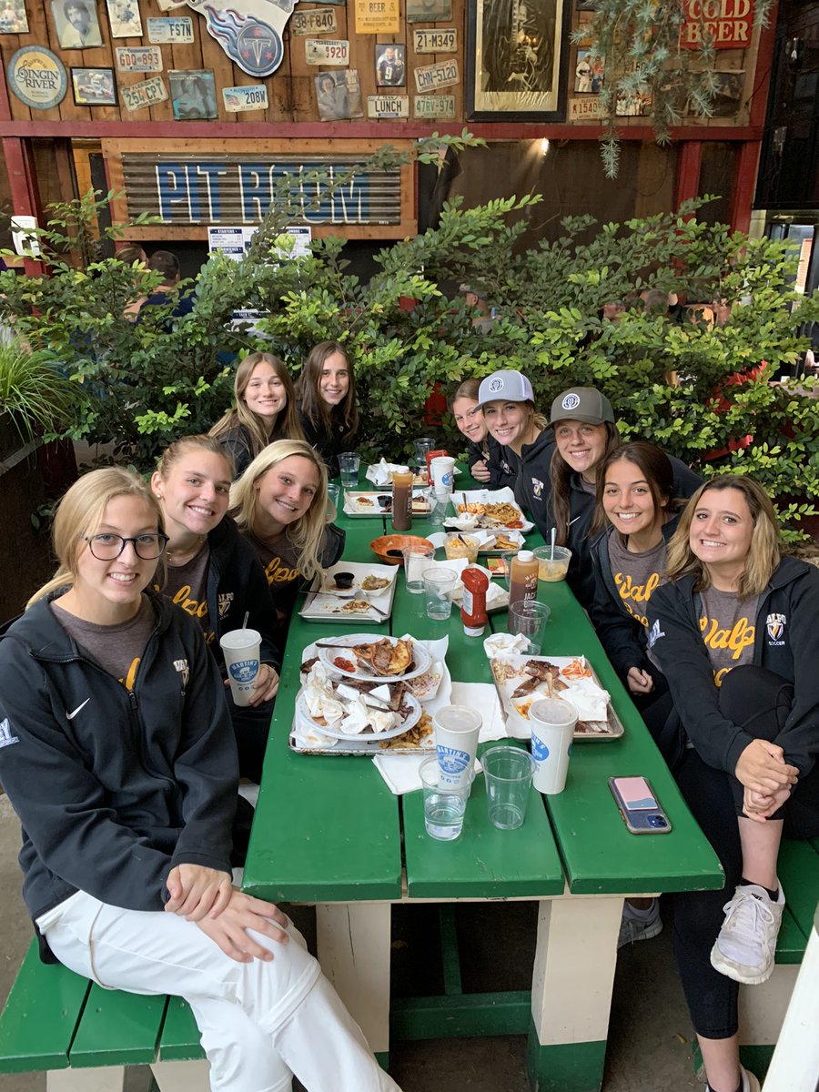ValpoWSO's tweet photo. The team hit the town tonight! Dinner at @martinsbbq, dessert at @jenisicecreams, and we ran into some @ValpoU alums on Broadway! #ForeverValpo #RollBeacs https://t.co/dc1YvnHaGt