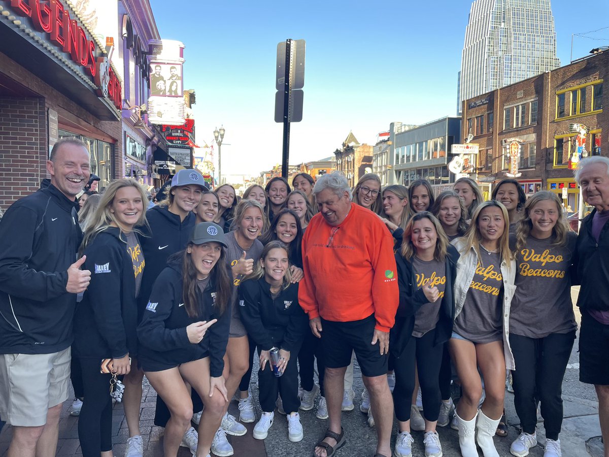 ValpoWSO's tweet photo. The team hit the town tonight! Dinner at @martinsbbq, dessert at @jenisicecreams, and we ran into some @ValpoU alums on Broadway! #ForeverValpo #RollBeacs https://t.co/dc1YvnHaGt