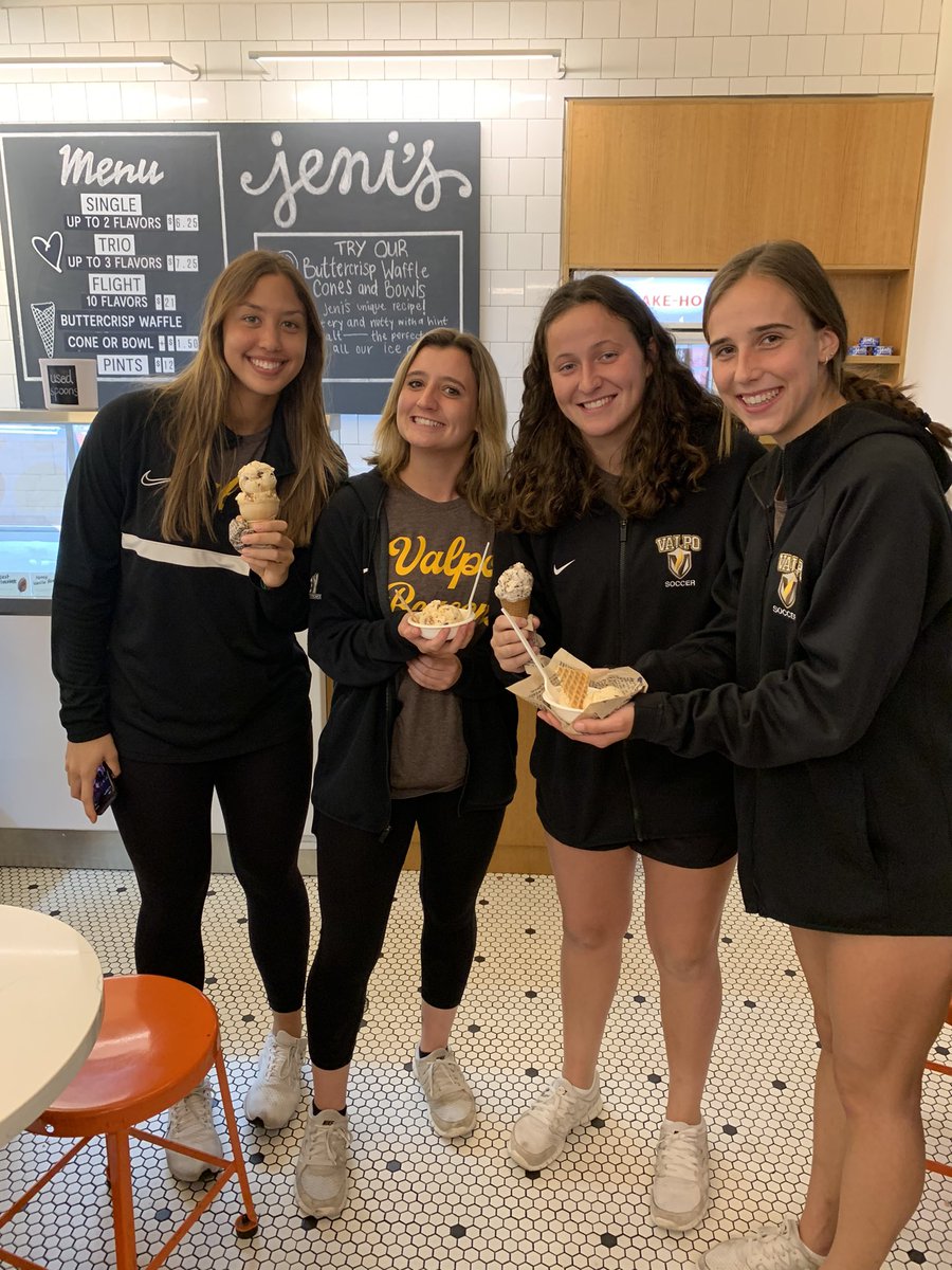 ValpoWSO's tweet photo. The team hit the town tonight! Dinner at @martinsbbq, dessert at @jenisicecreams, and we ran into some @ValpoU alums on Broadway! #ForeverValpo #RollBeacs https://t.co/dc1YvnHaGt