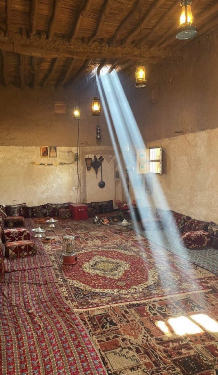 في مجلسه ما يضيق البال
ومخالف البرد .. توقيته !

من كثر ماهو كريم سبال ؟
مْقلط النور .. في بيته !!