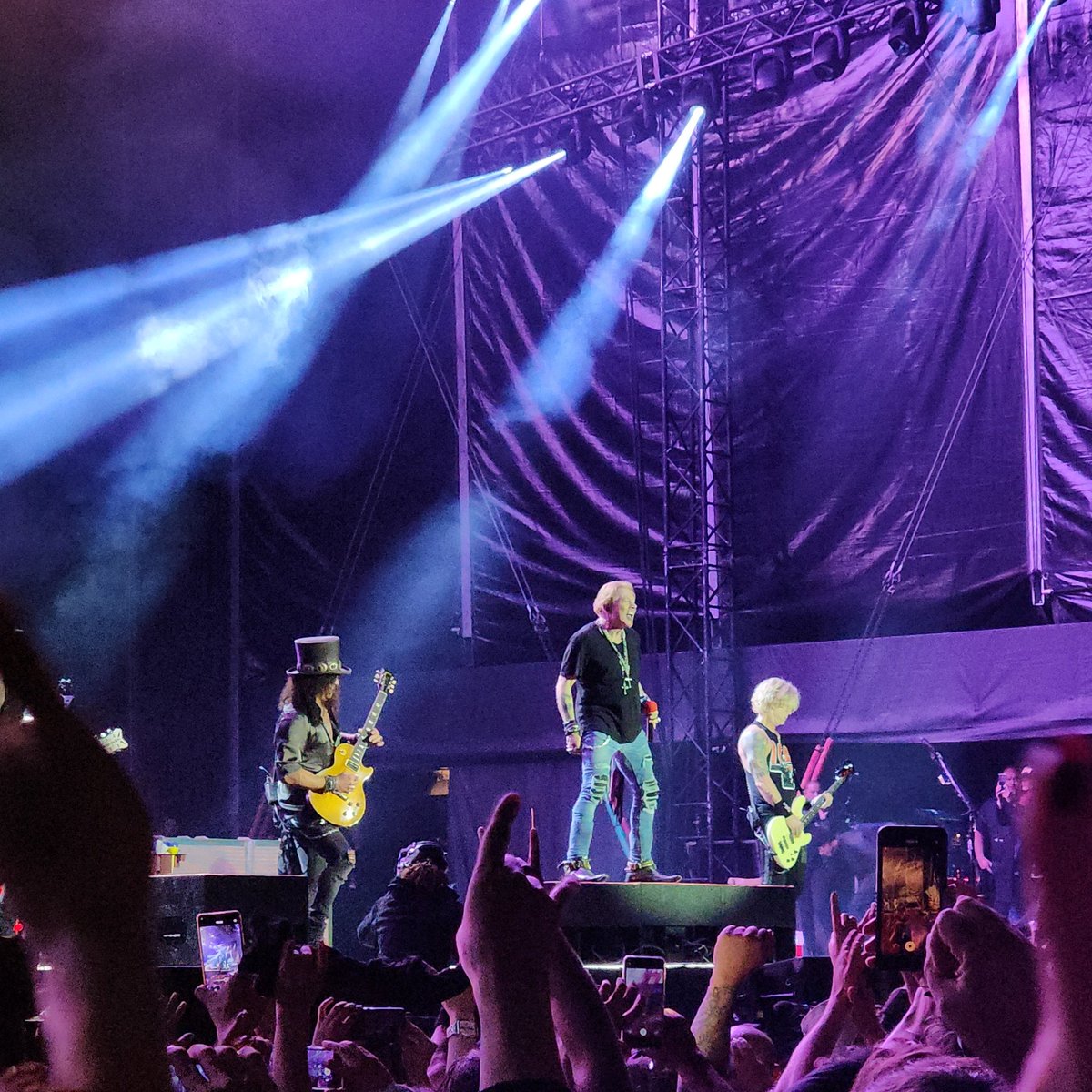 _carlmon's tweet photo. @Slash It was amazing 🤘 a dream come true! #GunsNRoses https://t.co/gZbXfOl5S0
