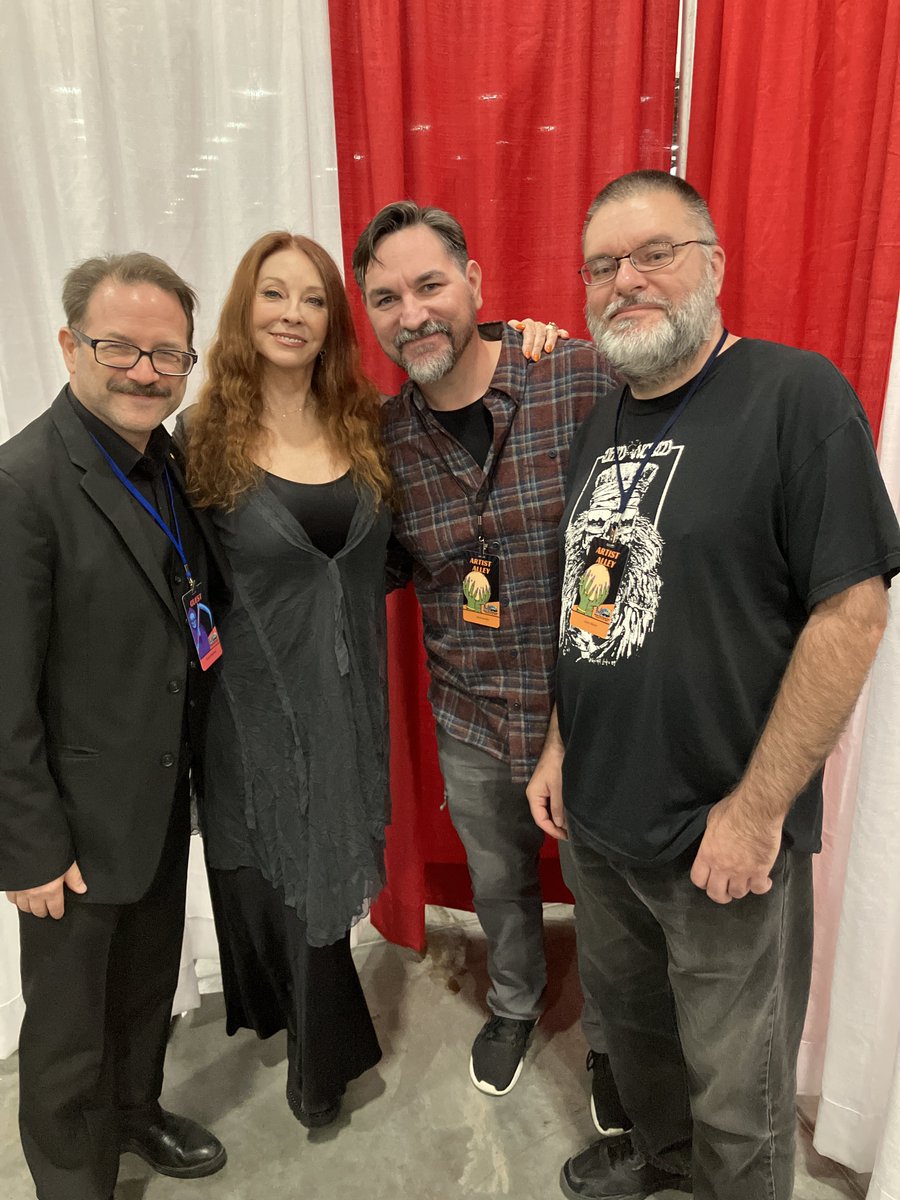 davedrawsgood's tweet image. Finally got to meet @TheRealElvira and @DAvallone for the first time today @MotCityComicCon. Longtime buddy @inkmachine joined us for a Team Elvira meet up. What a day!