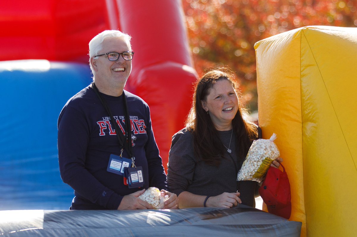 LibertyU's tweet photo. WELCOME HOME, ALUMNI!
We’re so glad you are here to celebrate with us for Homecoming Weekend.✨🎉 🎡 🔥🙌
#LUHC22 #LibertyUniversity https://t.co/8Svgw3yeJM