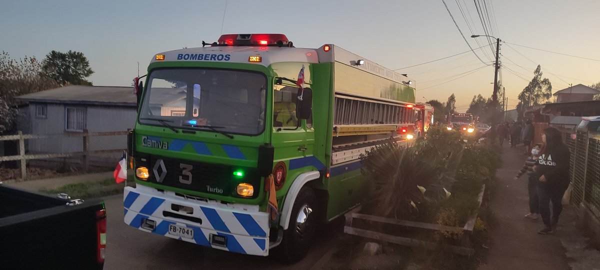 TerceraCerroAlt's tweet photo. Ésta tarde nuestras Unidades B-3 y Q-3, fueron despachadas calle Arturo Prat y Los Frutillares, por fuego estructural en casa habitación.
Trabajó también unidad B-1 y Z-1, además Carabineros, personal municipal.

TERCERA COMPAÑÍA ZAPADORES DE CERRO ALTO 
"SERVIR PARA CRECER" https://t.co/3B1SIdUyQI