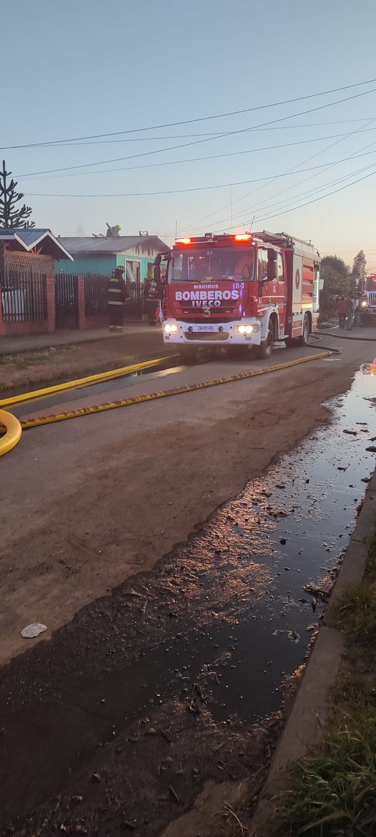 TerceraCerroAlt's tweet photo. Ésta tarde nuestras Unidades B-3 y Q-3, fueron despachadas calle Arturo Prat y Los Frutillares, por fuego estructural en casa habitación.
Trabajó también unidad B-1 y Z-1, además Carabineros, personal municipal.

TERCERA COMPAÑÍA ZAPADORES DE CERRO ALTO 
"SERVIR PARA CRECER" https://t.co/3B1SIdUyQI