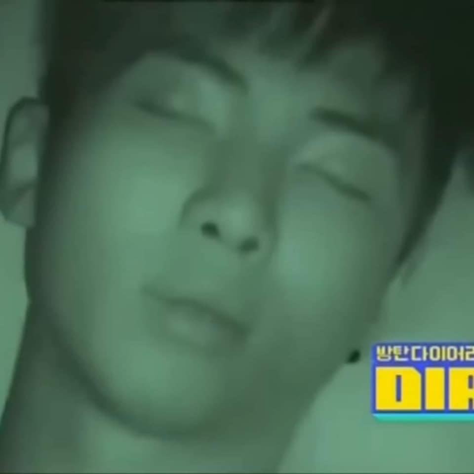 yoonflopp's tweet photo. 3:59am.                                       4:00am https://t.co/tImvTLLsEM