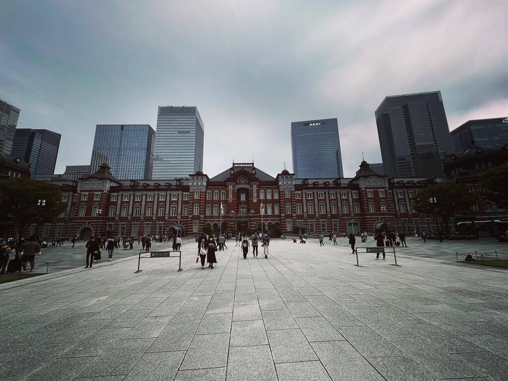 designlog's tweet photo. お上りさん写真を一応収める。

#地下は人多い
#地上の空気
#���京駅 https://t.co/q1A7AnCKkO https://t.co/ytfUl3gqeW