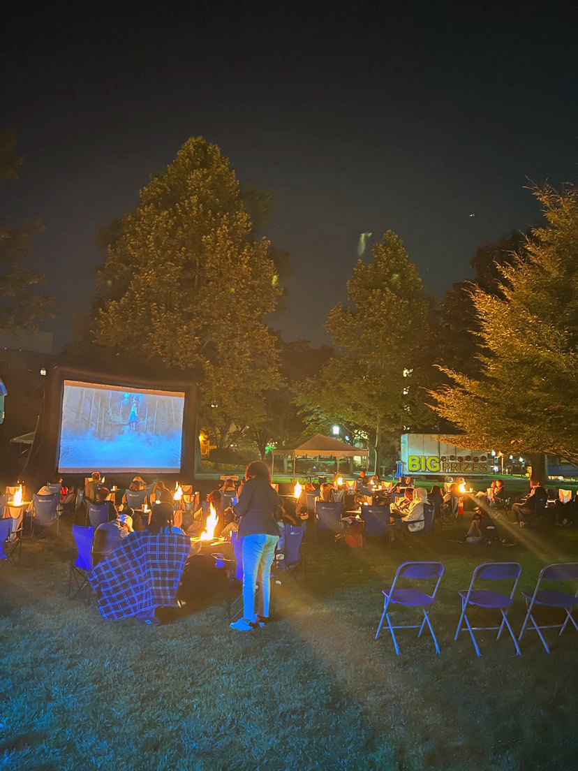 SetonHall's tweet photo. Thank you to the students and families who came out to tonight's Fire Pits and Flicks on the green! 🎬 #SetonHallWeekend https://t.co/mbEC8Mg3sL