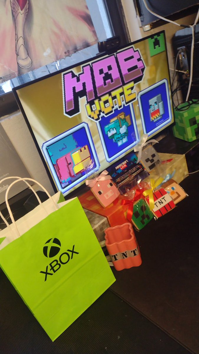 Alanfull98's tweet photo. Ya tengo todo mi kit de galletas para ver mañana el #MinecraftLive  ya están listos?                                                    Puedes verlo mañana a las 10:30 am hora mexico!!                                          👉🏽https://t.co/v3YHskzBZF.   Gracias @XboxMexico ❤️ https://t.co/RKUlIsQ69i