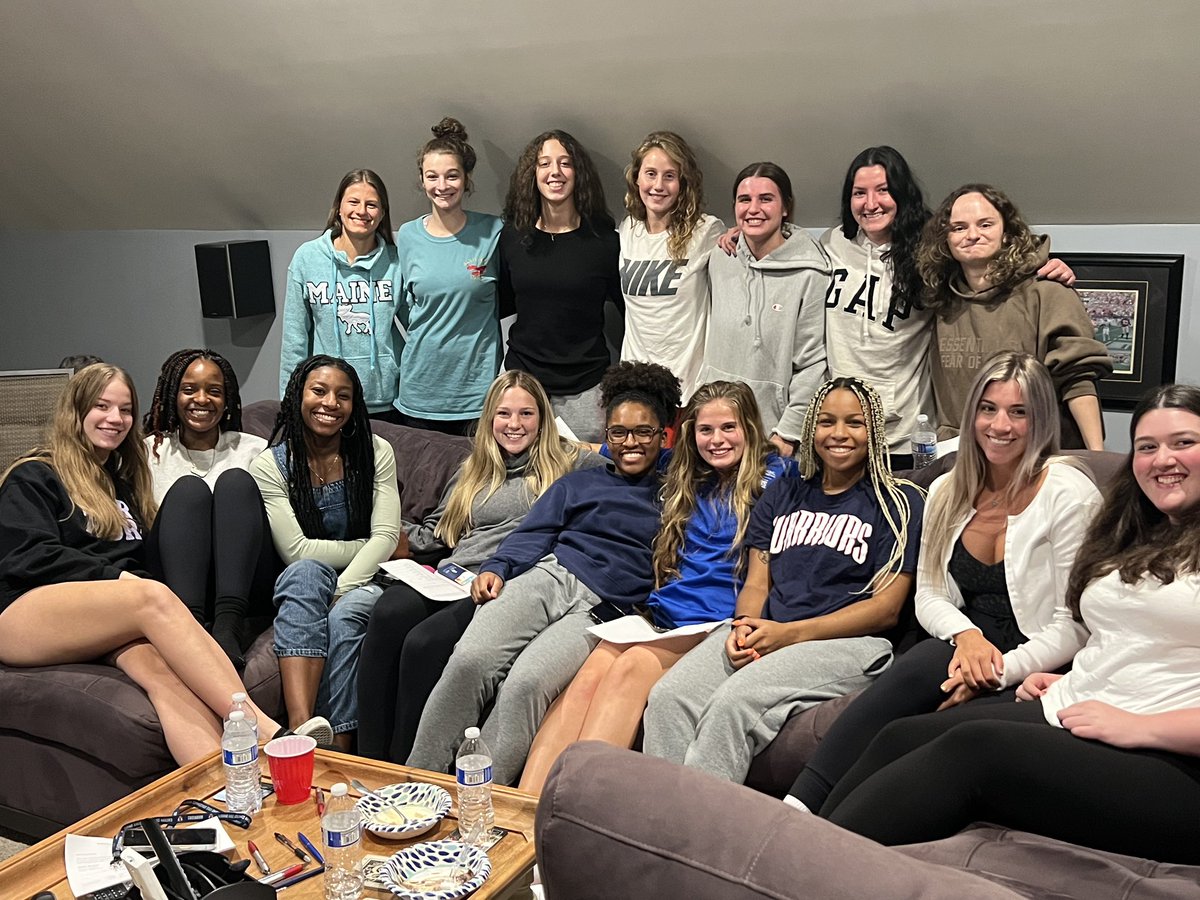 EasternWBB's tweet photo. Pre practice meal tonight! We are ready to go! 👀8am practice tomorrow! 🍕🥗🍨💦🍎🏀💕🔥 https://t.co/Q9Jm4HAe8Z