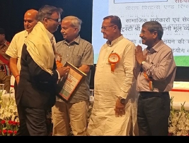 jkumar16793's tweet photo. @HPCL Jodhpur Retail RO conferred with 'Shiksha Vibhushan Samman' by Government of Rajasthan for making extra ordinary contribution in the field of education thru CSR.Award Ceremony was held in Jaipur on 12th October.
@hpcl_NWZ
@Rg03Goel https://t.co/S7alTfzz7i