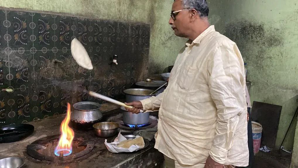 NvssprabhakarM's tweet photo. #మునుగోడు ఎన్నికల ప్రచారం పూర్తయిన తర్వాత రహదారి వద్ద ఉన్న #దాబాలో #పుల్కాలు తయారు చేసికార్యకర్తలకు అందజేస్తున్నా@BJP4Telangana former #uppal MLA  Nvssprabhakar .@bandisanjay_bjp @VivekVenkatswam @sunilbansalbjp @tarunchughbjp @drlaxmanbjp @Eatala_Rajender @apjithender @aruna_dk https://t.co/ldkIY65bvc