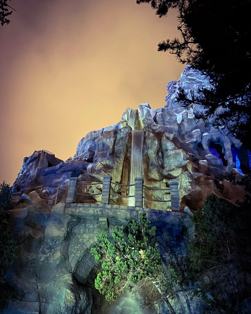 TheDisneyMD's tweet photo. Remain seated please … Permanecer sentados por favor 
.
.
.
#TheDisneyMD #Disney #Disneyland #DisneyParks https://t.co/4XVtYSD2pl
