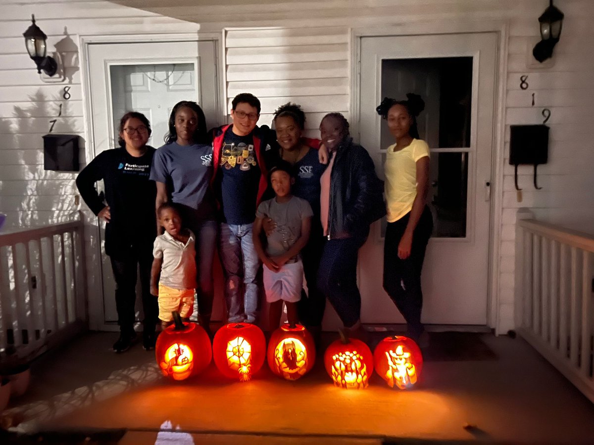 JulianFV90's tweet photo. It was a great experience with my advisees and @ParticipateLrng #AmbassadorTeacher . They and their families enjoyed the experience of carving pumpkins 🎃 https://t.co/UKmh4cxQ9c