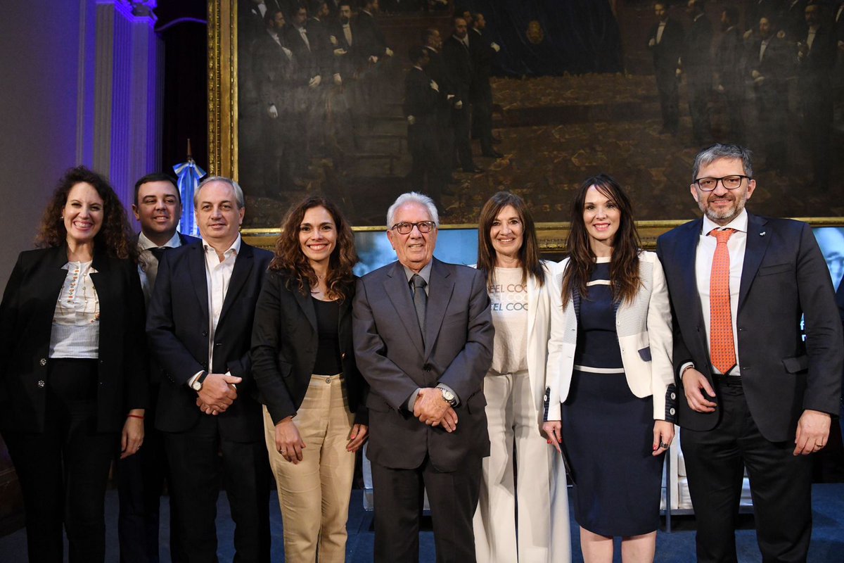 HPRecalde's tweet photo. Muchas gracias a @ceciliamoreauok y a @eduardofvaldes por impulsarlo, y a todos y cada uno de los que me acompañaron en este acto inolvidable. https://t.co/H3td3qayXk
