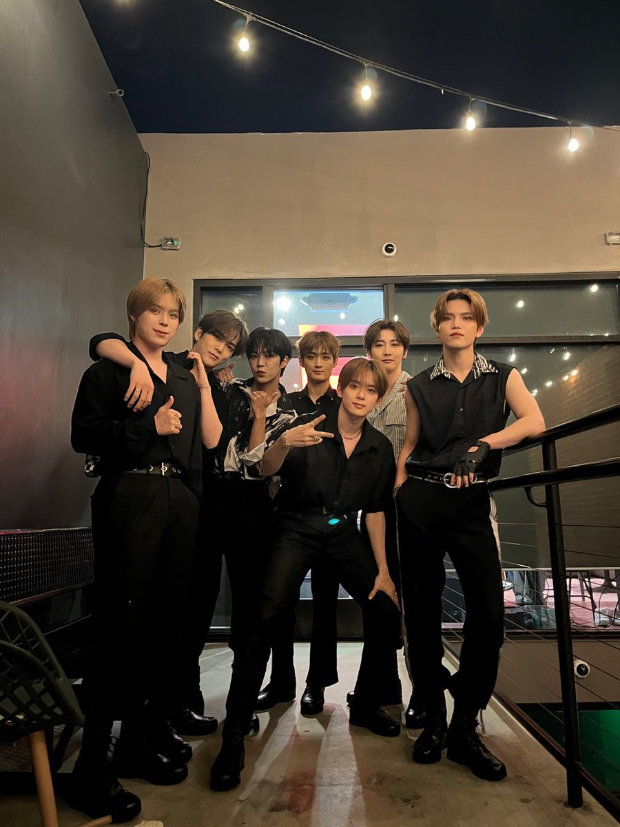 districteez_'s tweet photo. verivery es un grupo de 7 integrantes que estan bajo jellyfish ent, ellos actualmente están por un tour por latam hoy están en chile y el 16 de este mes van a estar en México y esto es LO ÚNICO QUE NINSHI SUBIO PARA ELLOS +

#NinshiIrresponsible #NinshiRespectVeriVery https://t.co/Ttlk2eXnwW