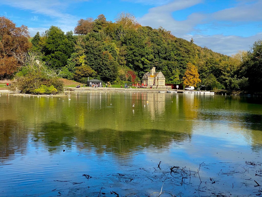 PassportsPlanes's tweet photo. At the entrance to the lake is a small cafe, so you can grab a coffee to keep you warm whilst walking or indulge in a hot chocolate after.

Read more 👉 https://t.co/LPX4nPUmnS

#autumncolour #AutumnColours #SheffieldPark #HiddenGems #Arundel #FavouritePlaces #Autumn https://t.co/dlFF17QOnO