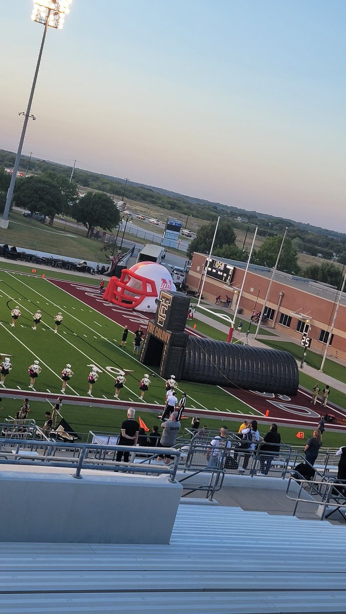 trekker21's tweet photo. It's Friday Night in Texas!! We're rooting for #63 and The Colony Cougars!!!
#Sportsball #TCHS #Cougars #TCHSCougars #63WilliamWallis https://t.co/Ypq9Ral0oH