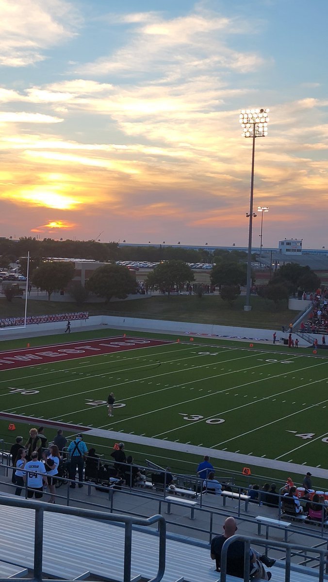 trekker21's tweet photo. It's Friday Night in Texas!! We're rooting for #63 and The Colony Cougars!!!
#Sportsball #TCHS #Cougars #TCHSCougars #63WilliamWallis https://t.co/Ypq9Ral0oH