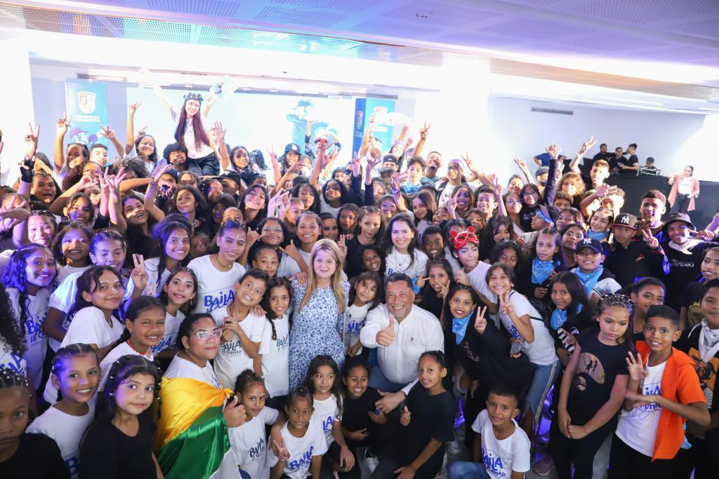 manueldiazcol's tweet photo. Espectacular el cierre del programa #BailaLaGente los  jóvenes participantes de los diferentes municipios demostraron todo su talento y lo mejor en Sana Convivencia. #CreamosConvivencia @Vive_Bailand0 https://t.co/scLOUmi4nG