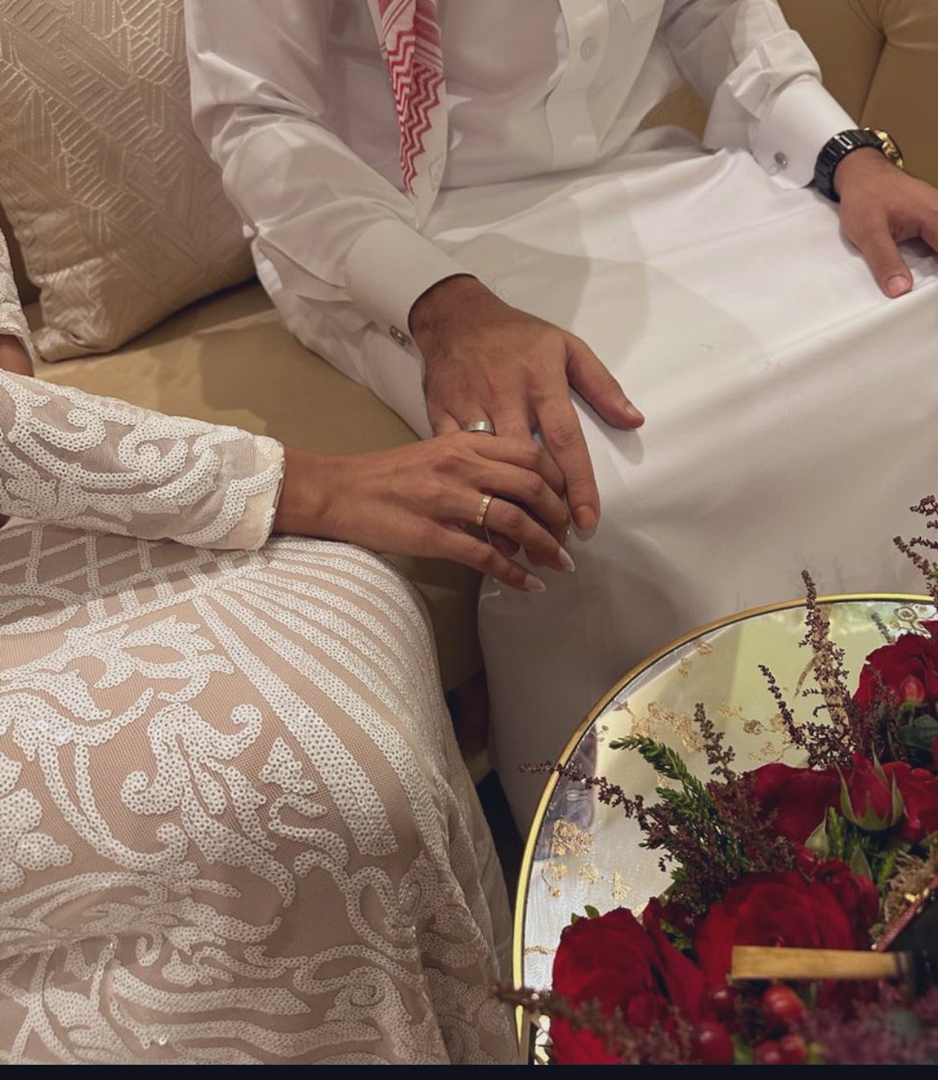 rando17_'s tweet photo. قدام الناس أنا وانته بقينا لبعض الليله خلاص💍❤️ https://t.co/oWmWMiIhBx