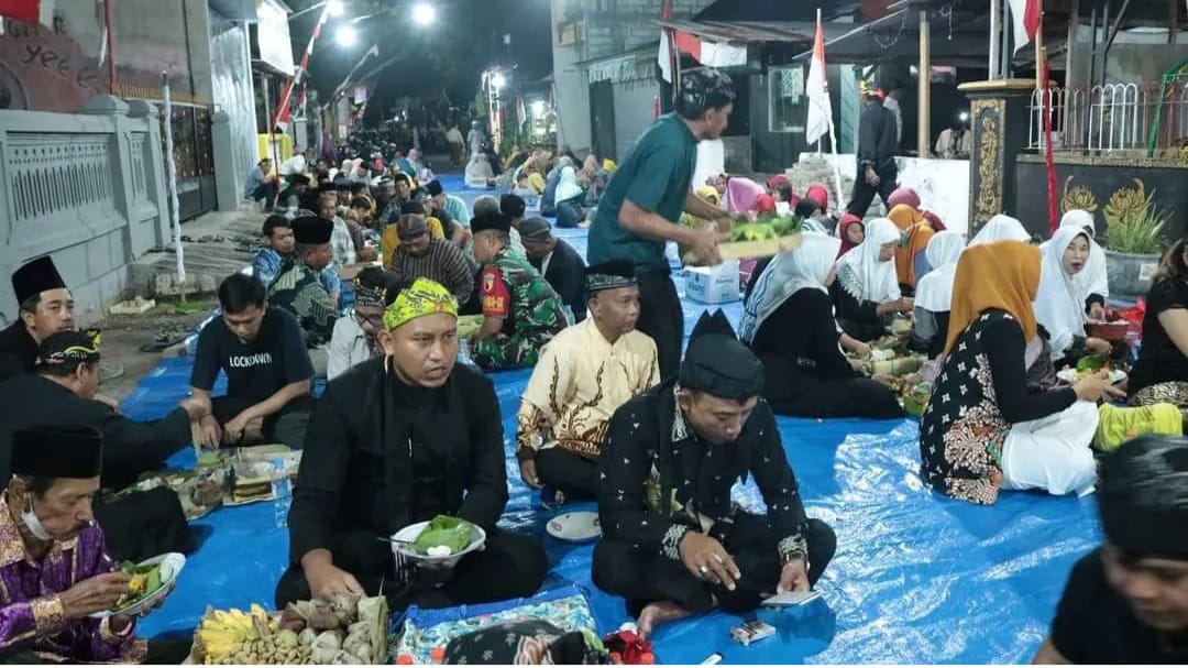 PingpongEdi's tweet photo. Tradisi Budaya Bersih Kampung Bremi 
#sukabumihandal
#majenganberlari
#weloveprobolinggo
#welovecities https://t.co/qU0uiotP8j