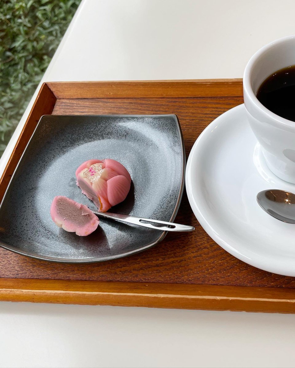 「山種美術館のカフェ椿にて、おいしくて美しいおやつ。展示作品をイメージした「蓮はな」|さとひ／渡辺裕子（仕事用）のイラスト