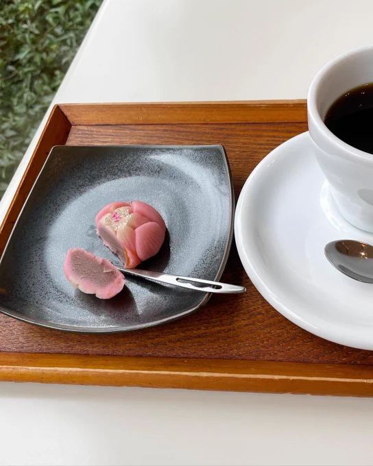 山種美術館のカフェ椿にて、おいしくて美しいおやつ。展示作品をイメージした「蓮はな」。食感の変化もたのしい。班猫さんきゃわきゃわ。#竹内栖鳳展 #山種美術館#カフェ椿 