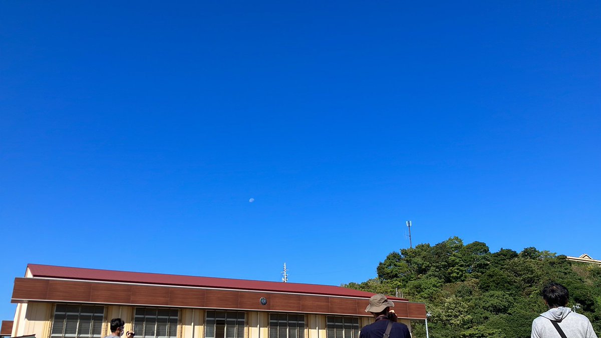 めちゃくちゃ晴天の和歌山市☀️
運動会日和で何より☺️

息子たちのかけっこで、ゴールしたらすぐ並んで座ってるの見て「走ってすぐく座ったら痔になるのに！」って言った私を異星人見る目で社長が見てるのなんで？🙄
全世界共通認識やん？

 #企業公式が毎朝地元の天気を言い合う