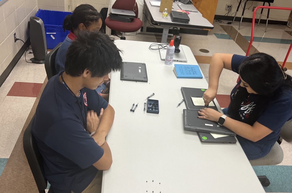 JeshawnR's tweet photo. I'm so excited to announce that week 1 with our @The_Rice_School Student Tech Team was amazing! 🤩 The 6th-8th grade members were in training with the UDT learning the fundamental principles of computer repair using @HISDPowerUp  Chromebooks 💻  #STEM #HISDPowerUp https://t.co/jBdfNAahrL