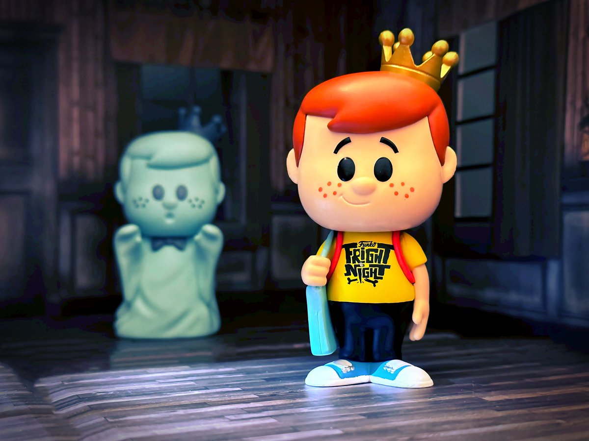 funko_89's tweet photo. Freddy Funko was just returning home from NYCC when he walked into a haunted house, making for a very Freaky Friday! Today’s #funkophotoadaychallenge from @funko has me missing #FrightNight- what an awesome time! #freddyfunko #ghost #hauntedhouse #funko #fotw #FunkoSoda https://t.co/IfeoJO1Tmp