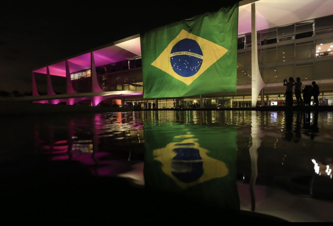 Desabafo: Pra mim seria bem melhor não apoiar publicamente o <a href="/jairbolsonaro/">Jair M. Bolsonaro</a> MAS chega uma hora q a gente tem q tomar partido e defender o q acreditamos. Quem está comigo?