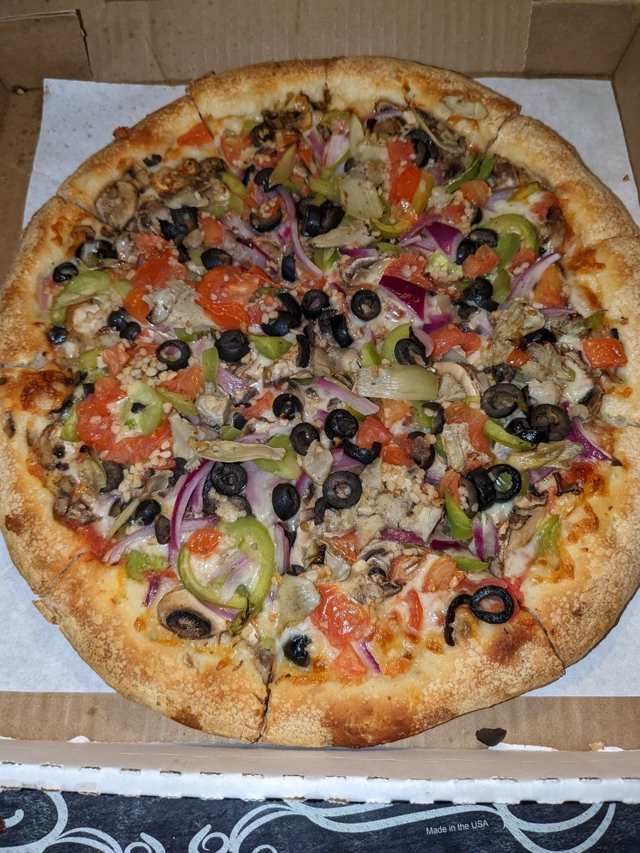DivaFlyingSolo's tweet photo. Vegetarian pizza.
#WhoseHungry #FridayNightDinner
#PizzaBoyPizza https://t.co/xWBIx6n3Xf
