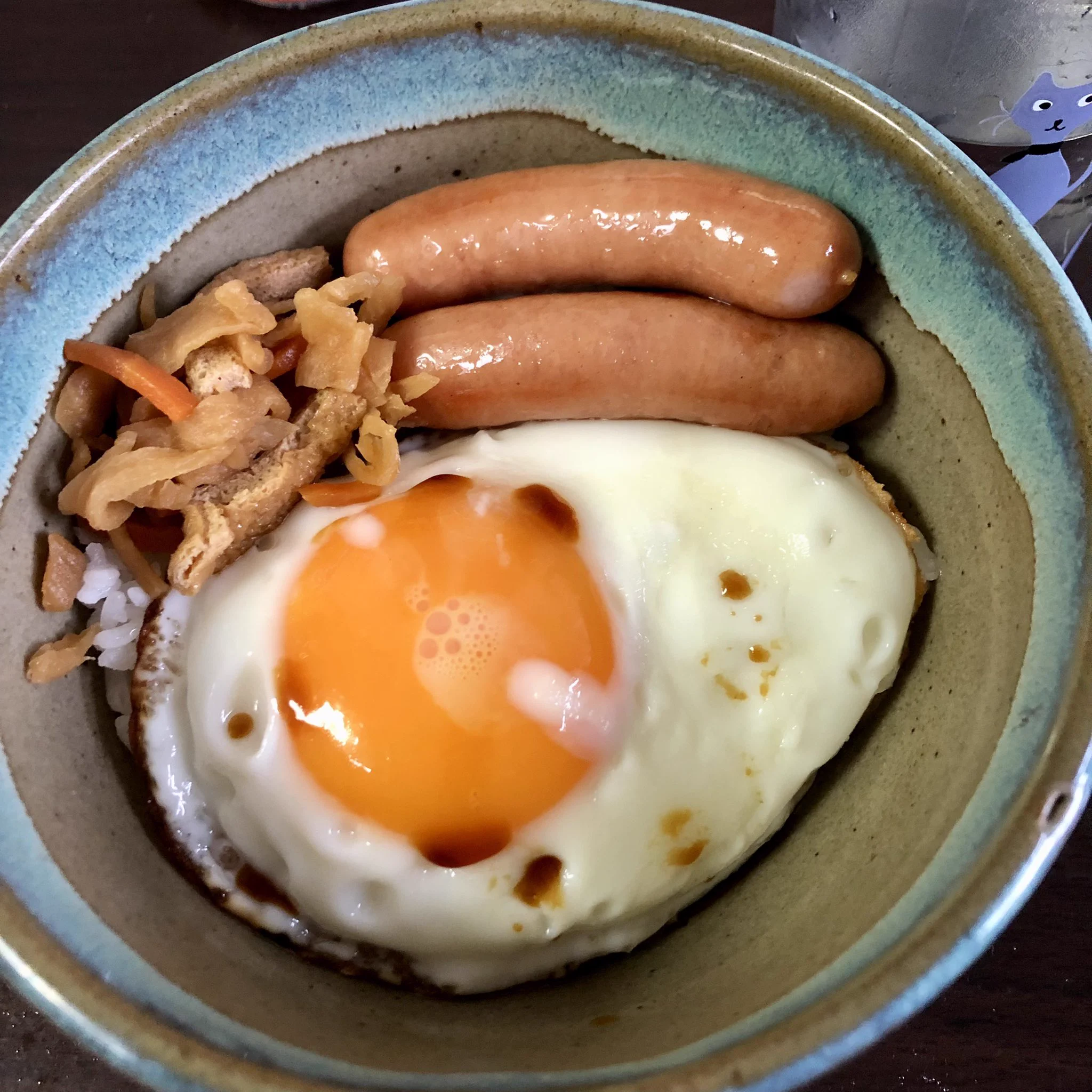 尊厳丼もどき
（普通のフライパンで焼いたから）
#ありのままの朝ごはん  