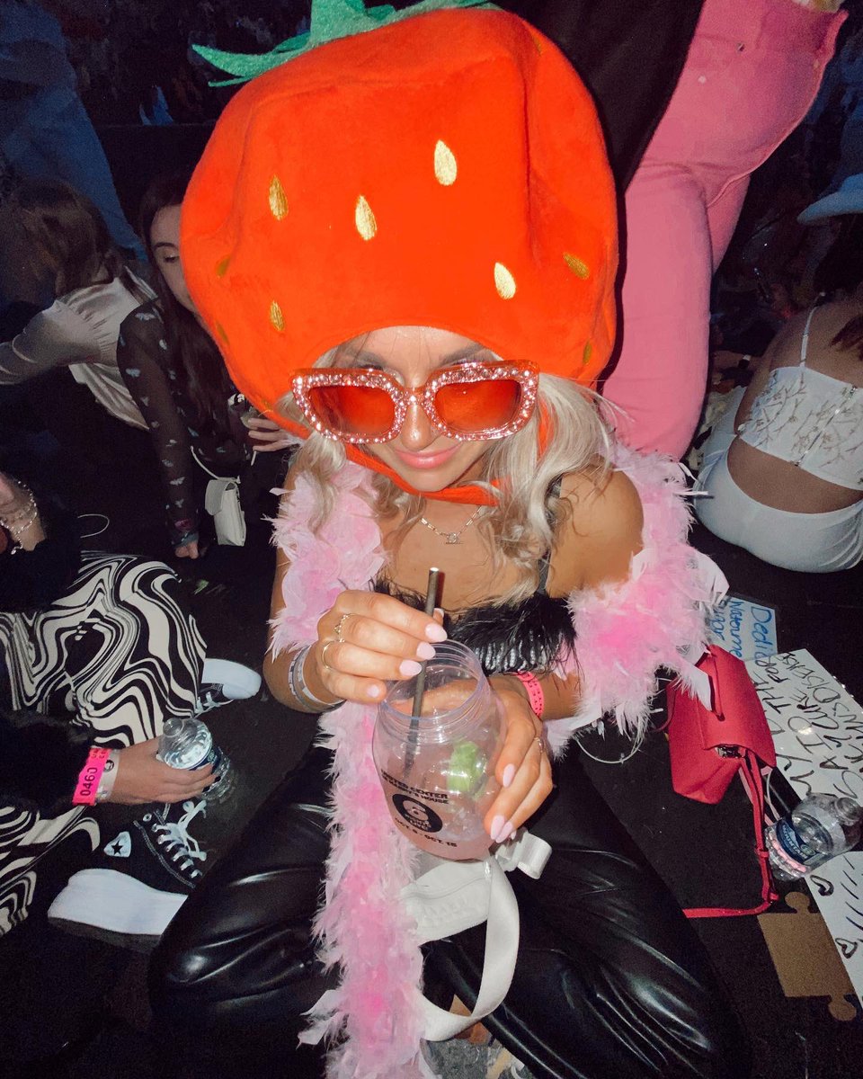 KateAddington's tweet photo. LOVE ON TOUR: 2022💘🍒🌈🍉🧡🥝🏠🍣
i had an incredible time at harry’s house. #hslotchicago #hslot https://t.co/GCm2x1ENkh