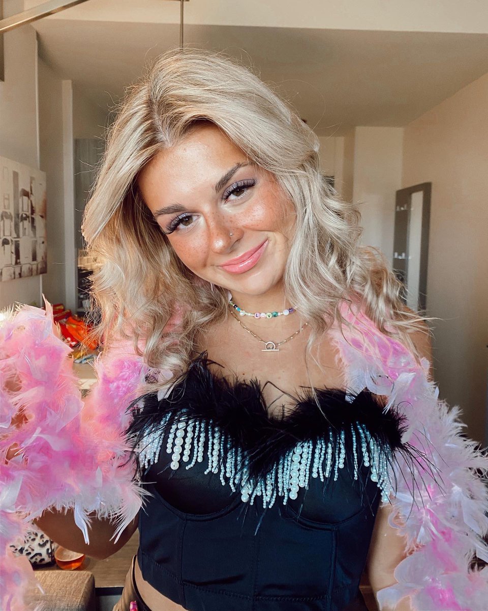 KateAddington's tweet photo. LOVE ON TOUR: 2022💘🍒🌈🍉🧡🥝🏠🍣
i had an incredible time at harry’s house. #hslotchicago #hslot https://t.co/GCm2x1ENkh