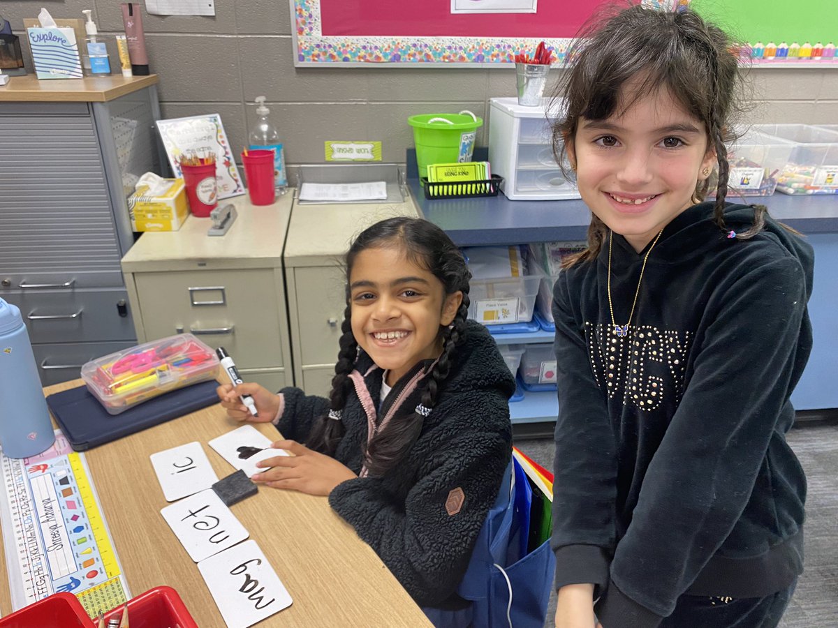 MrsCappelenKCSD's tweet photo. Working on decoding real AND nonsense words by breaking them down into syllables ✏️🥰 https://t.co/0AeoD63I8k