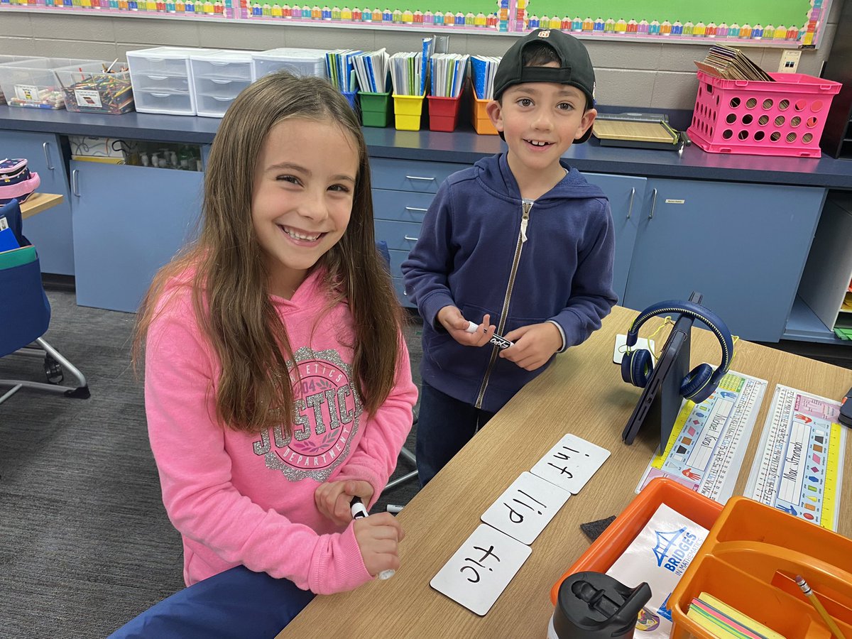 MrsCappelenKCSD's tweet photo. Working on decoding real AND nonsense words by breaking them down into syllables ✏️🥰 https://t.co/0AeoD63I8k