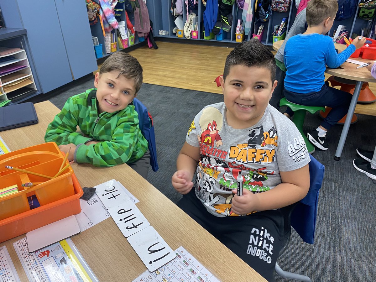 MrsCappelenKCSD's tweet photo. Working on decoding real AND nonsense words by breaking them down into syllables ✏️🥰 https://t.co/0AeoD63I8k