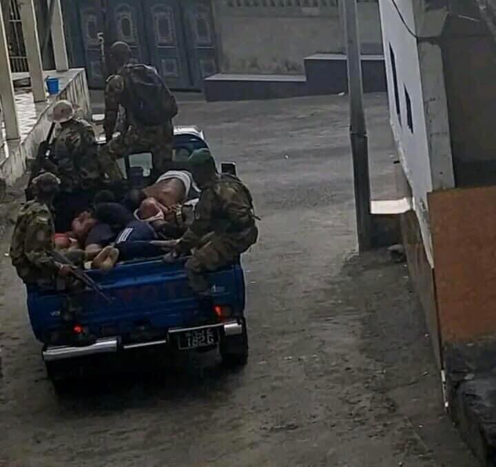 MarieImamou's tweet photo. La #RafleDeMbeni du 14/10/2022
Très tôt LeMatin des militaires du régime sont venus à la ville de #Mbeni #Comores sont rentrés de force dans CHAQUE MAISON ont cassés pillés embarqués hommes femmes dans des pick-up pr une histoire de non respect d'horaires de #CérémonieReligieuse https://t.co/uRmcKHglCy