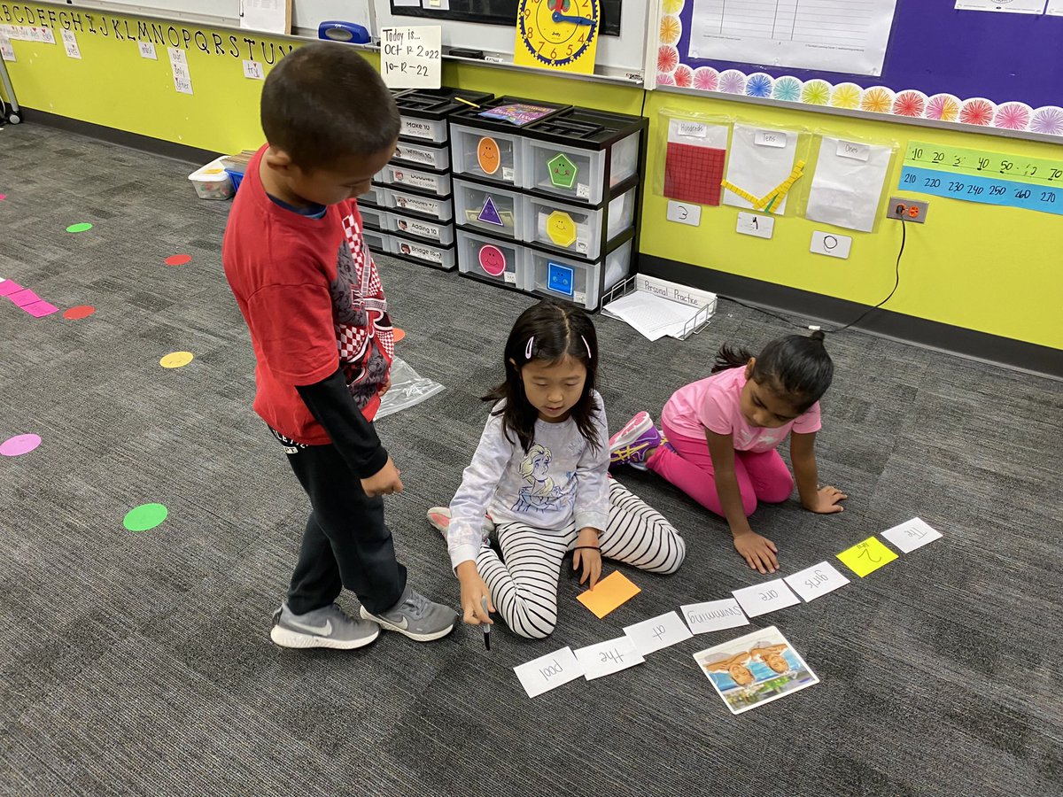 MrsCappelenKCSD's tweet photo. Creating simple sentences and expanding them with adjectives and adverbs! 🤓 https://t.co/t0OQumZPo7