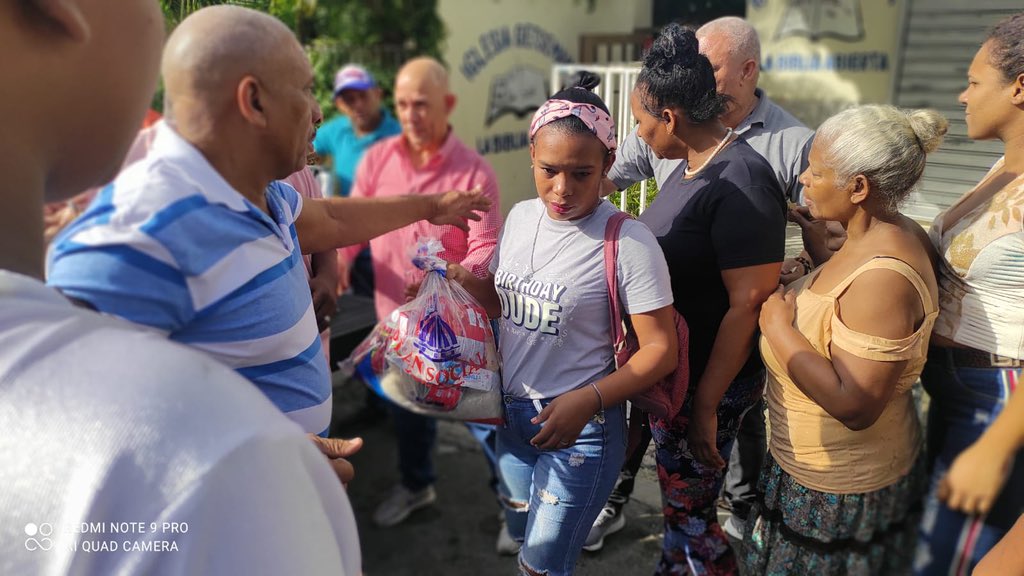 radhagonzalez's tweet photo. El equipo #SiempreCerca no se detiene, seguimos presente en cada comunidad de Santo Domingo Oeste, donde por instrucciones del señor presidente de la República @LuisAbinader, estamos asistiendo con la entrega de raciones alimenticias. 

#RadhamesGonzalez #SiempreCerca #SDO https://t.co/qGus7ZMcKA