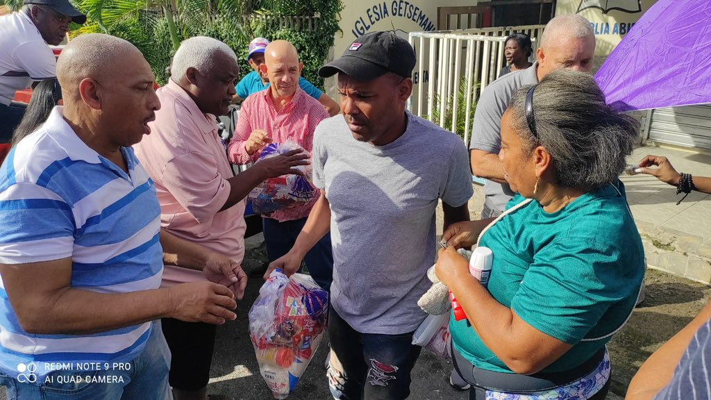 radhagonzalez's tweet photo. El equipo #SiempreCerca no se detiene, seguimos presente en cada comunidad de Santo Domingo Oeste, donde por instrucciones del señor presidente de la República @LuisAbinader, estamos asistiendo con la entrega de raciones alimenticias. 

#RadhamesGonzalez #SiempreCerca #SDO https://t.co/qGus7ZMcKA