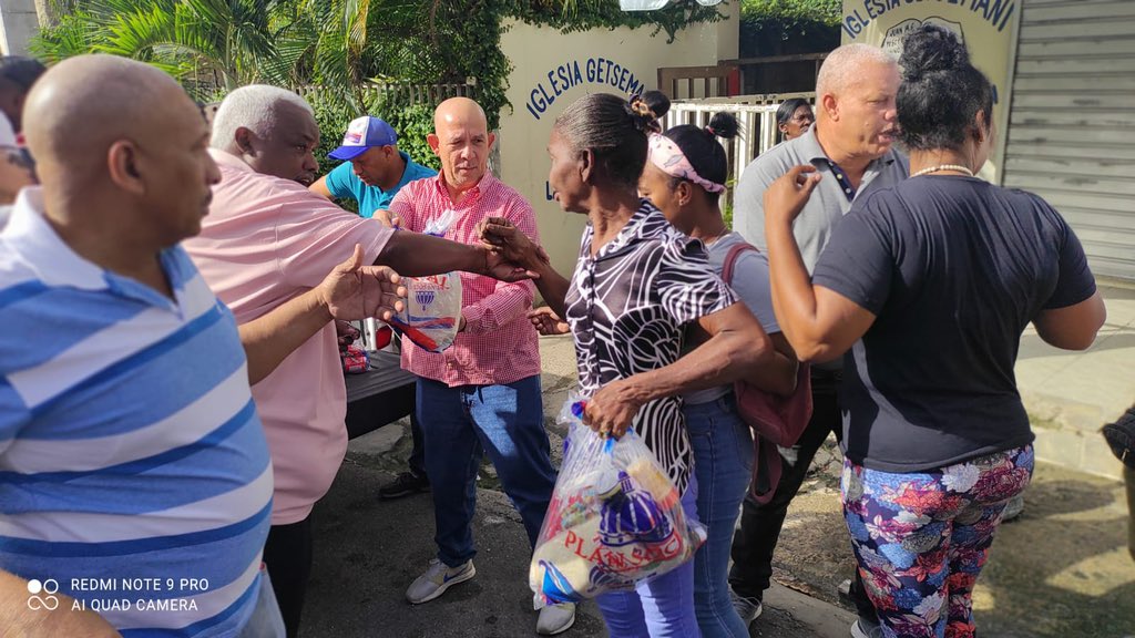 radhagonzalez's tweet photo. El equipo #SiempreCerca no se detiene, seguimos presente en cada comunidad de Santo Domingo Oeste, donde por instrucciones del señor presidente de la República @LuisAbinader, estamos asistiendo con la entrega de raciones alimenticias. 

#RadhamesGonzalez #SiempreCerca #SDO https://t.co/qGus7ZMcKA