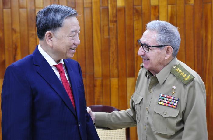 Recibió General de Ejército Raúl Castro Ruz al Ministro de Seguridad Pública de Vietnam, 
General de Ejército To Lam. Reafirmaron los estrechos e históricos lazos de amistad que unen a los pueblos, partidos y gobiernos de #Vietnam y #Cuba, así como voluntad de profundizarlos.