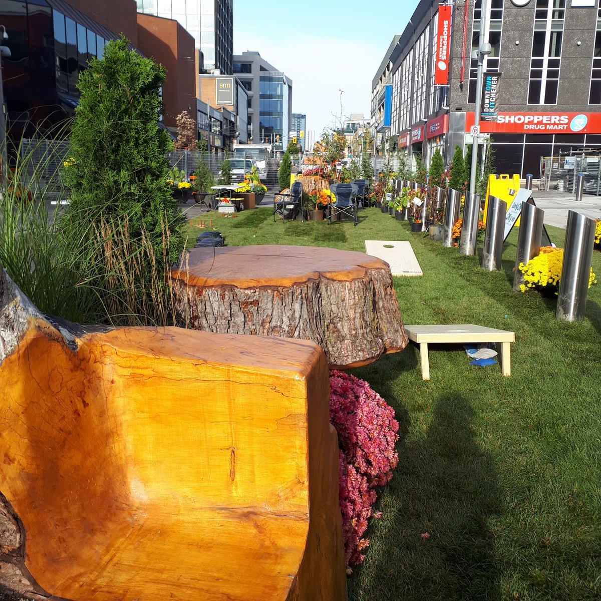 debdchapman's tweet photo. Drop by the pop-up park on King St. Kitchener. Open until Sunday at 8:00pm. Family fun all weekend long! What features would you like to see in your local park? @cityofkitchener #popuppark #placesandspaces https://t.co/aAw6S5Hhzh